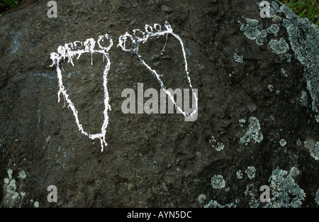 Sulawesi Tana Toraja. Footprint dipinta su una roccia. Buddista semplice luogo di culto. Indonesia rurale. Siete qui. Undici le dita dei piedi Foto Stock