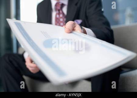 Imprenditore consegna documenti Foto Stock