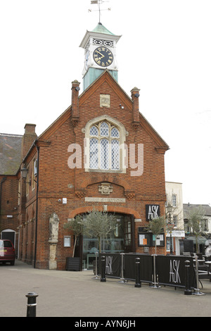 Leighton Buzzard High Street Bedfordshire con la vecchia stazione dei vigili del fuoco Foto Stock