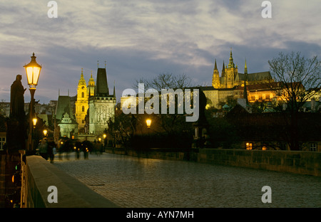 Europa Tschechien Tschechische Republik Repubblica ceca CZ Prag Praga Karlsbruecke Karls Charles Bridge Moldau Foto Stock