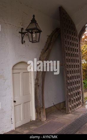 Gateway al Palazzo Vescovile che risale al xii secolo Hereford Herefordshire Inghilterra EU UK Foto Stock