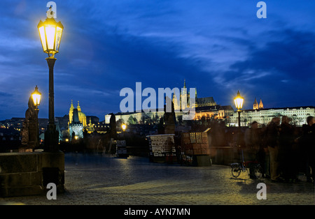 Europa Tschechien Tschechische Republik Repubblica ceca CZ Prag Praga Karlsbruecke Karls Charles Bridge Moldau Foto Stock