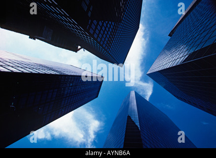 Vista delle torri di uffici guardando dritto fino Foto Stock