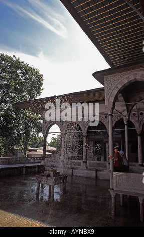 ISTANBUL Fontana al Palazzo Topkapi nel quartiere di Sultanahmet Foto Stock