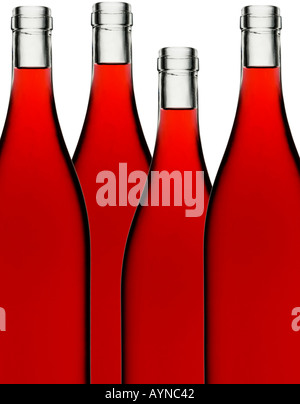 Quattro bottiglie di vino rosso su bianco Foto Stock