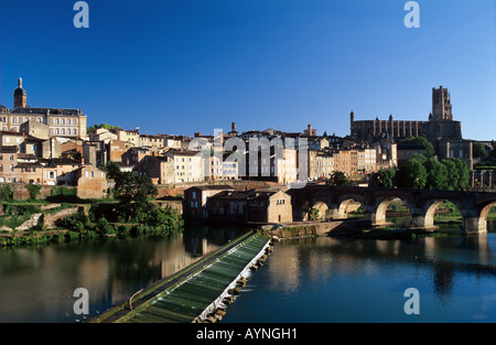 SKYLINE Tarn Fiume & SAINTE-CECILE cattedrale gotica del XIII secolo ALBI MIDI-PYRENEES FRANCIA Foto Stock