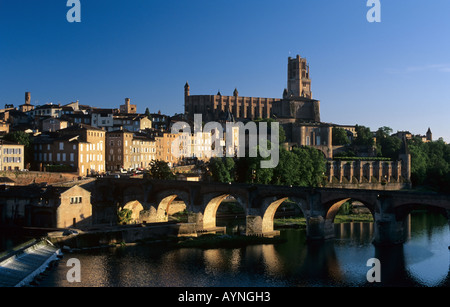 PONT VIEUX OLD BRIDGE XI secolo attraverso Tarn Fiume & SAINTE-CECILE cattedrale gotica del XIII secolo ALBI MIDI-PYRENEES FRANCIA Foto Stock