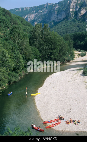 In canoa sul fiume Tarn Gorges du Tarn LANGUEDOC-ROUSSILLON FRANCIA Foto Stock