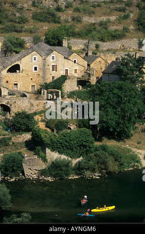 In canoa sul fiume Tarn Gorges du Tarn LANGUEDOC-ROUSSILLON FRANCIA Foto Stock