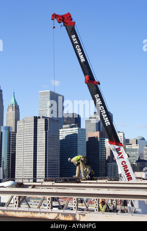 Due lavoratori edili in piedi sul ferro battuto del Ponte di Brooklyn, New York, Stati Uniti d'America Foto Stock