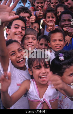 SANCTI SPIRITUS, CUBA. Un gruppo di bambini felici Sorridendo e agitando la fotocamera a. Foto Stock