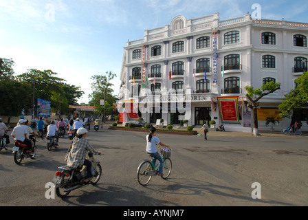 Il traffico mattutino all'angolo di le Loi e Hung Vuong strade di fronte Hotel Saigon Morin città di Hué Vietnam centrale Foto Stock