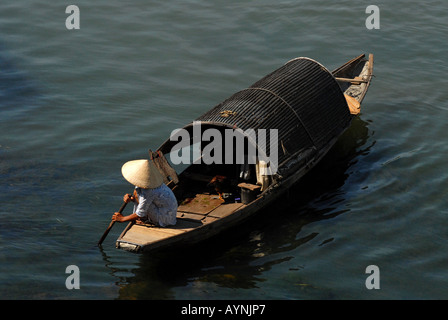 In Sampan sul fiume perfume città di Hue vietnam Foto Stock