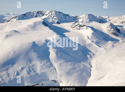 Vista aerea sul massiccio del Kebnekaise nel nord della Svezia con i due ghiacciai Stoglaciaren e Isfallsglaciaren Foto Stock