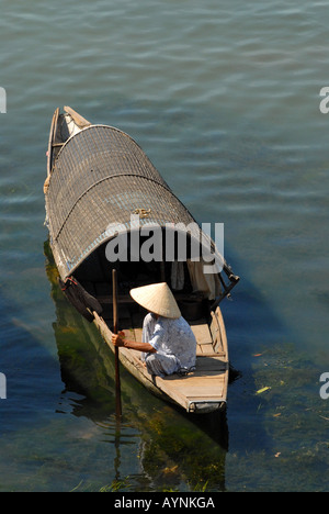 In Sampan sul fiume perfume città di Hue vietnam Foto Stock