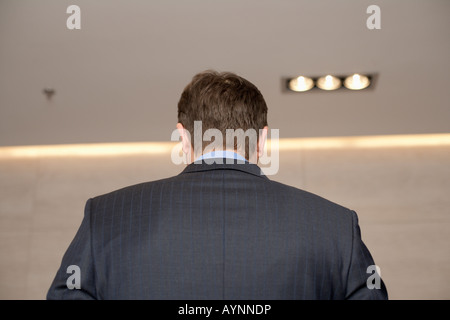 Vista posteriore di un imprenditore, basso angolo di visione Foto Stock