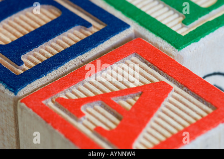 Primo piano di mattoni colorati di legno giocattolo lettera alfabeto di mattoni Foto Stock