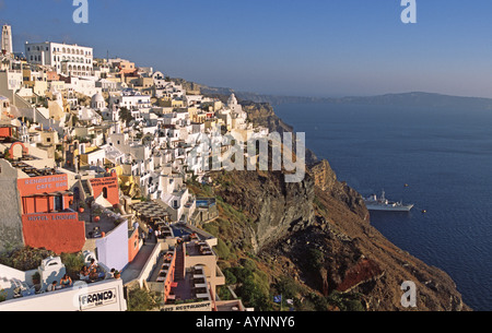Greco città collinare Fira sull isola di Santorini Cyclades Grecia Egeo Foto Stock