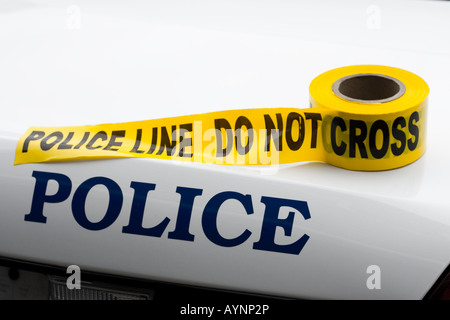 Auto della Polizia con la scena del crimine Tape Foto Stock