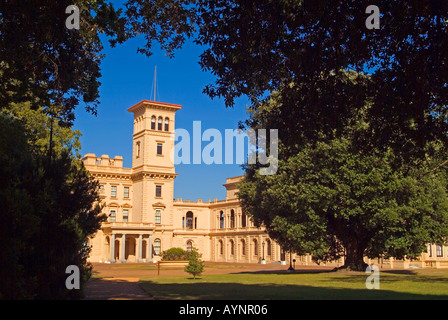 Osborne House East Cowes Isola di Wight in Inghilterra UK incorniciata dagli alberi English Heritage JMH0828 Foto Stock