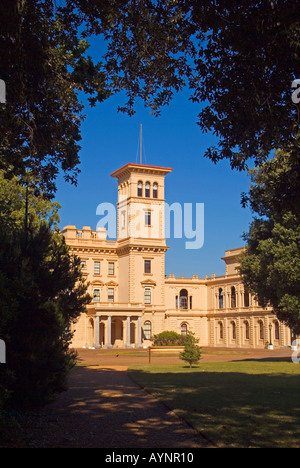 Osborne House East Cowes Isola di Wight in Inghilterra UK incorniciata dagli alberi English Heritage JMH0829 Foto Stock