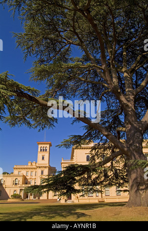 Osborne House East Cowes Isola di Wight in Inghilterra UK incorniciata dagli alberi English Heritage JMH0830 Foto Stock