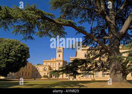 Osborne House East Cowes Isola di Wight in Inghilterra UK incorniciata dagli alberi English Heritage JMH0831 Foto Stock