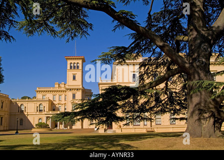 Osborne House East Cowes Isola di Wight in Inghilterra UK incorniciata dagli alberi English Heritage JMH0832 Foto Stock