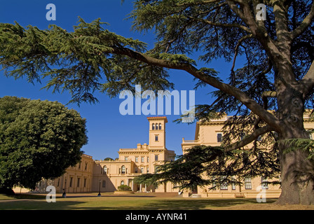 Osborne House East Cowes Isola di Wight in Inghilterra UK incorniciata dagli alberi English Heritage JMH0833 Foto Stock