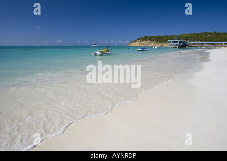 Spiaggia a Dickinson Bay Antigua mostra il Warri Ristorante Pier Foto Stock