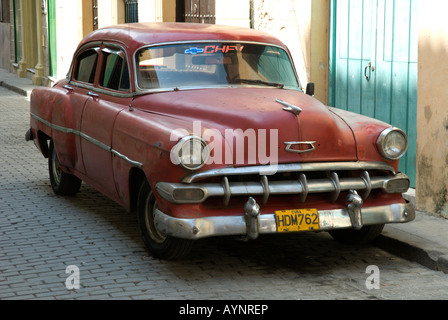 Un Rosso classico americano auto nella zona vecchia della città di Havana, Cuba Foto Stock