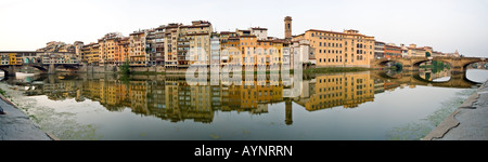 Il fiume Arno, Firenze, skyline nelle prime ore del mattino ad alta risoluzione Foto Stock