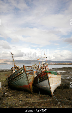 Due vecchie barche da pesca in legno, Naufragate e Abbandonate sulla spiaggia di Salen, Isola di Mull, Argyll, Scozia UK Foto Stock