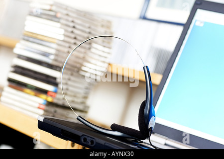 Musik ueber den Computer hoeren Foto Stock