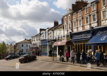 Le famiglie del Blackheath Village fanno shopping, vanno nei negozi a sud-est di Londra, Regno Unito, Monpelier vale 2008 2000s HOMER SYKES Foto Stock