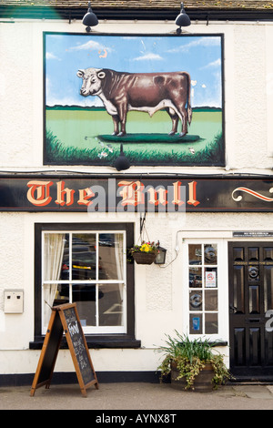 Il Toro public house segno, Theydon Bois, Abridge, Essex, Regno Unito. Foto Stock