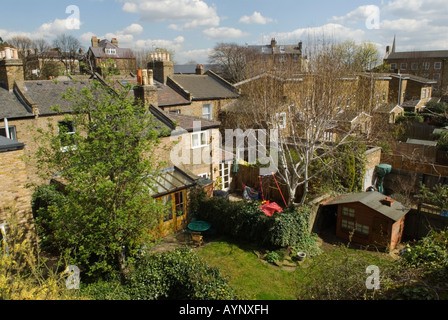 La famiglia della fila della terrazza vittoriana le loro case posteriori giardini. Blackheath South East London UK 2000 HOMER SYKES Foto Stock