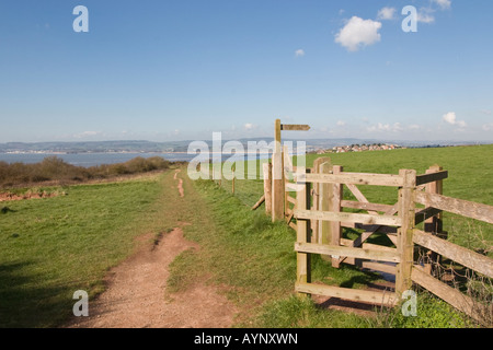 Kissing Gate e permissiva segno di percorso lungo la costa sud occidentale il percorso vicino a Exmouth Foto Stock