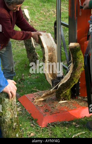 Foto di stock di un impianto idraulico di macchina spaccalegna attaccato a un trattore la macchina è utilizzata per dividere grandi tronchi di legno la Foto Stock