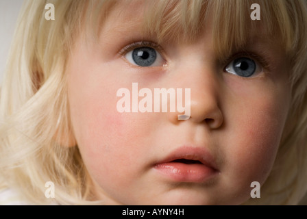 Foto di stock di un immagine ravvicinata di un dagli occhi blu capelli biondi due anno vecchia ragazza Foto Stock