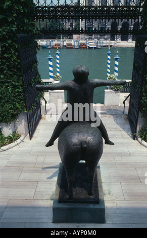 Italia Veneto Venice Guggenheim a Palazzo Venier dei Leoni Canal Grande statua Angelo la città da scultore italiano Marino Marini Foto Stock