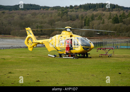 Medico funzionante a Scottish Air Ambulance elicotteri Lochgilphead Argyll Scozia Scotland Foto Stock