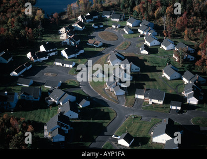 Vista aerea di sviluppo suburbano in autunno Foto Stock