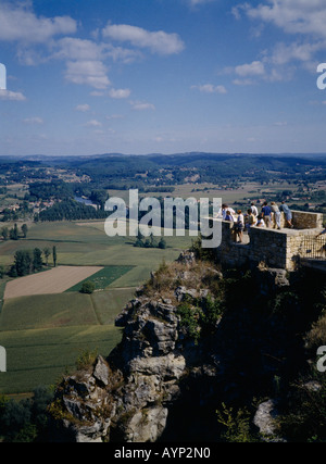 Francia Aquitania Dordogne Domme persone in piedi sulla piattaforma sulla collina rocciosa che si affaccia su un paesaggio verde della fertile valle del fiume. Foto Stock