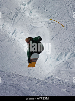 Lone snowboarder salta in aria, Glencoe piste da sci, Lochaber, Scotland, Regno Unito, Europa Foto Stock