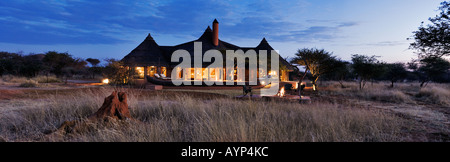 La Suite di Bush al tramonto uno degli esclusivi alberghi di lusso in l'Okonjima Riserva Privata della Namibia Foto Stock