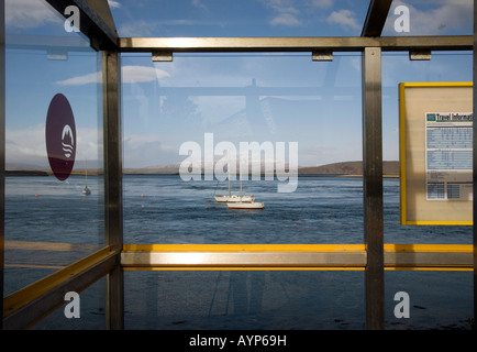 Barche Moorfed visto attraverso Bus Shelter, rifugi autobus, fermata autobus, rifugi d'attesa, View Falls di Lora, vicino Oban, Scozia, Regno Unito Foto Stock