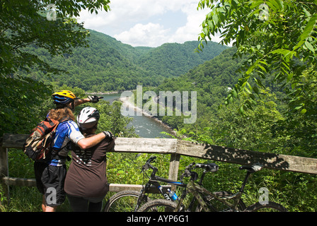 I ciclisti vicino Thurmond città fantasma, Fayette County, West Virginia, USA Foto Stock
