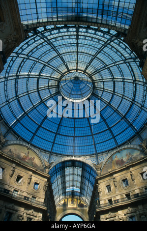 Italia Lombardia Milano cupola di vetro della Galleria Vittorio Emanuele II galleria shopping progettato dall architetto Giuseppe Mengoni nel 1865 Foto Stock