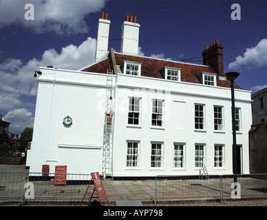 I portieri Lodge 1708 costruzione più antica lo Storico Cantiere Navale di Portsmouth nel processo di verniciatura Foto Stock